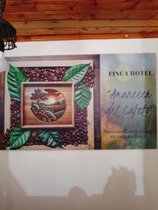une photo d'un signe sur un mur dans l'établissement Finca Hotel Amanecer del Cafeto, à Montenegro