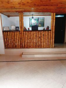 valla de madera en una habitación con puerta en Finca Hotel Amanecer del Cafeto, en Montenegro