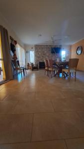 a living room with tables and chairs and a dining room at Alojamiento Ibirá in San José