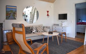 - un salon avec un canapé et une table dans l'établissement Nice Home In Slvesborg With House Sea View, à Sölvesborg