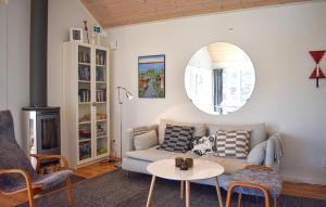 Posezení v ubytování 4 Bedroom Lovely Home In Sölvesborg