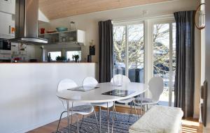 瑟爾沃斯堡的住宿－Nice Home In Slvesborg With House Sea View，白色的用餐室配有白色的桌椅