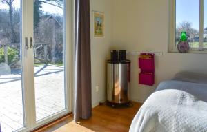 Postel nebo postele na pokoji v ubytování 4 Bedroom Lovely Home In Sölvesborg
