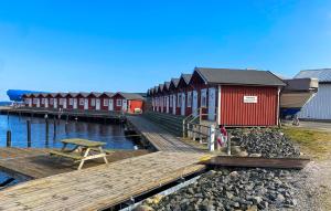 une rangée de maisons sur un quai à côté de l'eau dans l'établissement Nice Home In Slvesborg With House Sea View, à Sölvesborg