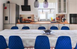 - une cuisine avec une table et des chaises bleues dans la chambre dans l'établissement Beautiful Home In Sucha Huta With Kitchen, 