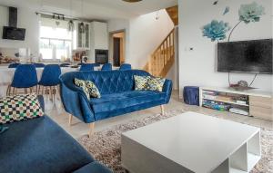 - un salon avec un canapé bleu et une table dans l'établissement Beautiful Home In Sucha Huta With Kitchen, 