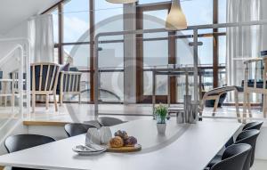 comedor con mesa blanca y sillas en Lovely Home In Egernsund With Kitchen, en Egernsund