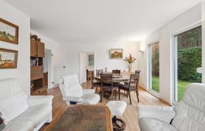 uma sala de estar branca com uma mesa e cadeiras em Stunning Home In Schenkendbern With Wi-fi em Schenkendöbern