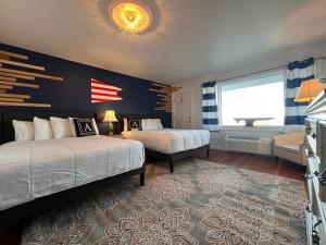 um quarto de hotel com duas camas e uma janela em Acadia Ocean View Hotel em Bar Harbor