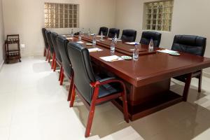 uma grande sala de conferências com uma mesa longa e cadeiras em Global Village Guest House em Nelspruit
