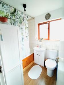 een badkamer met een toilet en een raam bij Home Away Home near Heathrow Airport in Cowley