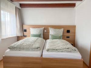 two beds sitting next to each other in a bedroom at Harmony - Schlafen im Stadtzentrum in Meiningen