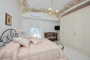 um quarto com uma cama e um lustre em Donna Luisa Suite 9 Amalfi sea view - free parking em Scala