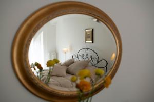 um espelho com uma cama num quarto em Donna Luisa Suite 9 Amalfi sea view - free parking em Scala