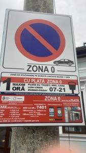 una señal de no estacionamiento en un poste con parquímetro en Vintage Dream Apartment en Oradea