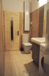 y baño con aseo y lavamanos. en Vintage Dream Apartment, en Oradea