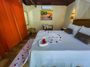 a bedroom with a bed with an umbrella on it at Pousada Berro do Jeguy in Pipa