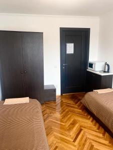 Een bed of bedden in een kamer bij Дешеві кімнати біля парку