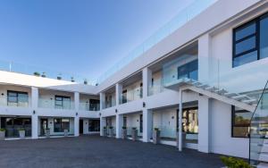 ヨハネスブルグにあるBedfordview Hotel & Apartmentsの白い建物外観