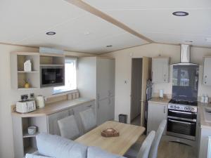 Una cocina o cocineta en Kingfisher Windermere 6 Berth, Enclosed veranda, Close to site shop