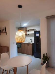 Η κουζίνα ή μικρή κουζίνα στο Cozy Apartment in Historic Prado with adjustable desk and 4K Monitor +1 φωτογραφίες