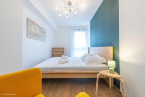 een slaapkamer met een bed met twee handdoeken erop bij Disney à 10 min: Maison paisible 8P, Wifi, Parking in Chessy