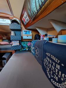 Habitación con cama, escritorio y cama. en Nuit insolite à bord d'un voilier et sortie à la Voile au cœur de la ville de Sète, en Sète