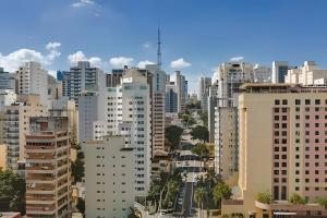 uitzicht op een stad met hoge gebouwen bij Get a Flat 909 - Conforto Ibirapuera in Sao Paulo