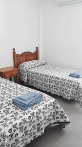 eine Gruppe von 3 Betten in einem Zimmer in der Unterkunft Apartamento reformado con piscina y vistas in Garrucha