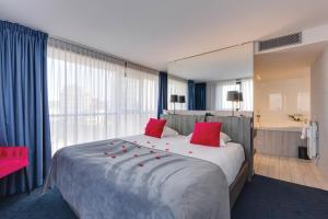 Postel nebo postele na pokoji v ubytování Van der Valk Hotel Liège Congres