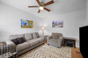 Χώρος καθιστικού στο Great Two Bedroom w off Street Parking to Explore the City Close to Downtown Airport Ballparks