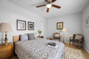 Ένα ή περισσότερα κρεβάτια σε δωμάτιο στο Great Two Bedroom w off Street Parking to Explore the City Close to Downtown Airport Ballparks