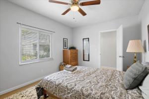 Ένα ή περισσότερα κρεβάτια σε δωμάτιο στο Great Two Bedroom w off Street Parking to Explore the City Close to Downtown Airport Ballparks