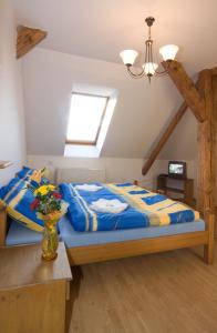 ein Schlafzimmer mit einem Bett mit einer Blumenvase in der Unterkunft Hotel Atawa in Raby