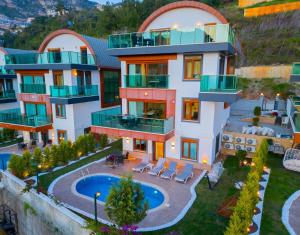 una vista aérea de una casa con piscina en Alanya Luxury Villas, en Alanya