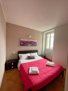 1 dormitorio con 1 cama grande con manta roja en Appartamento Ai Crotti, en Dervio