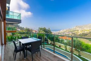 balcón con mesa, sillas y vistas en Alanya Luxury Villas, en Alanya