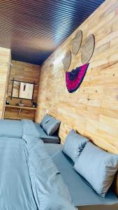 1 dormitorio con 2 camas y una pared con sombrero en Chiba Lodge Mù Cang Chải en Mù Cang Chải