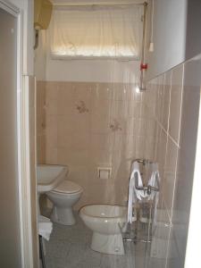 a bathroom with a toilet and a sink at Hotel Garden in Tirrenia