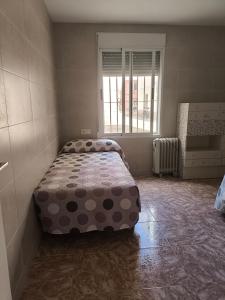een slaapkamer met een bed in de hoek van een kamer bij La casa del pescador in Santa Pola