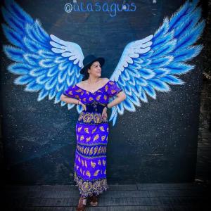 une femme avec des ailes d'ange sur un mur dans l'établissement @alasaguas, à San José de Maipo