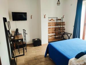 ein Schlafzimmer mit einem Bett und einem TV an der Wand in der Unterkunft Residenza Cunto in Castellabate