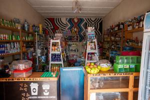 ein Laden voller verschiedener Warenarten in der Unterkunft Akagera Neighbors in Kabarondo