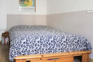Een bed of bedden in een kamer bij Atypical cocoon near Paris