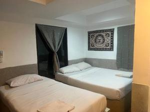 Cette chambre comprend 2 lits et une photo murale. dans l'établissement Sunset Serenity Cove, à Ko Pha Ngan