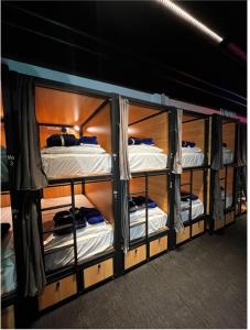 מיטה או מיטות קומותיים בחדר ב-Capsuleaccom Hostel