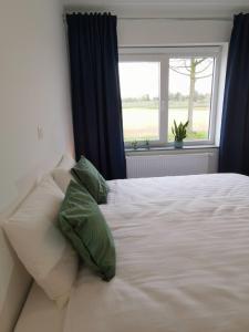 Llit o llits en una habitació de Ten Velde - vakantiewoning 12 personen - sauna - bubbelbad