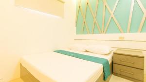 niewielka sypialnia z łóżkiem i komodą w obiekcie SOUTHPICKRESORT & HOTEL INC. 