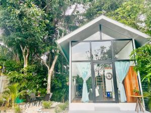 奎波斯城的住宿－Guest House Pura Vida，一座小房子,带玻璃门和树木