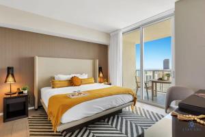 ein Schlafzimmer mit großem Bett und Balkon in der Unterkunft Luxury 3 Br- Front Intercostal View - Amazing Pools in Hollywood